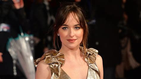 Dakota Johnson Poses Completely Nude In Front of Jamie。